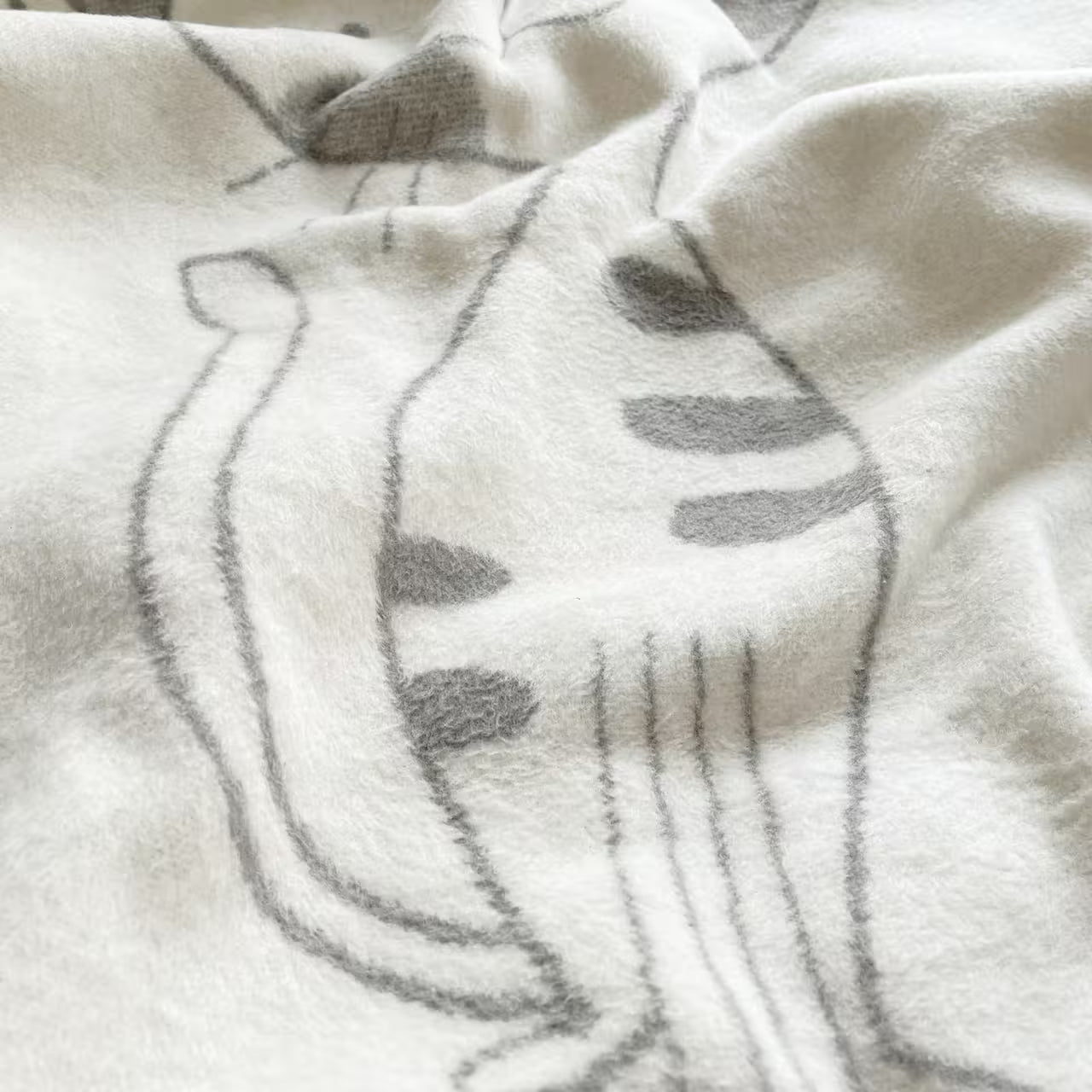Deka VELUR STYLE cats smotanová sivá