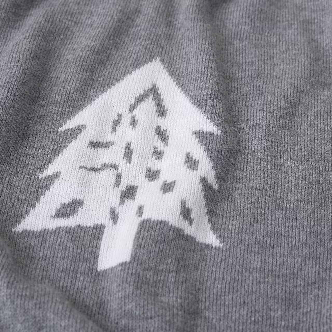 Deka pletená DESIGN stromčeky sivá biela