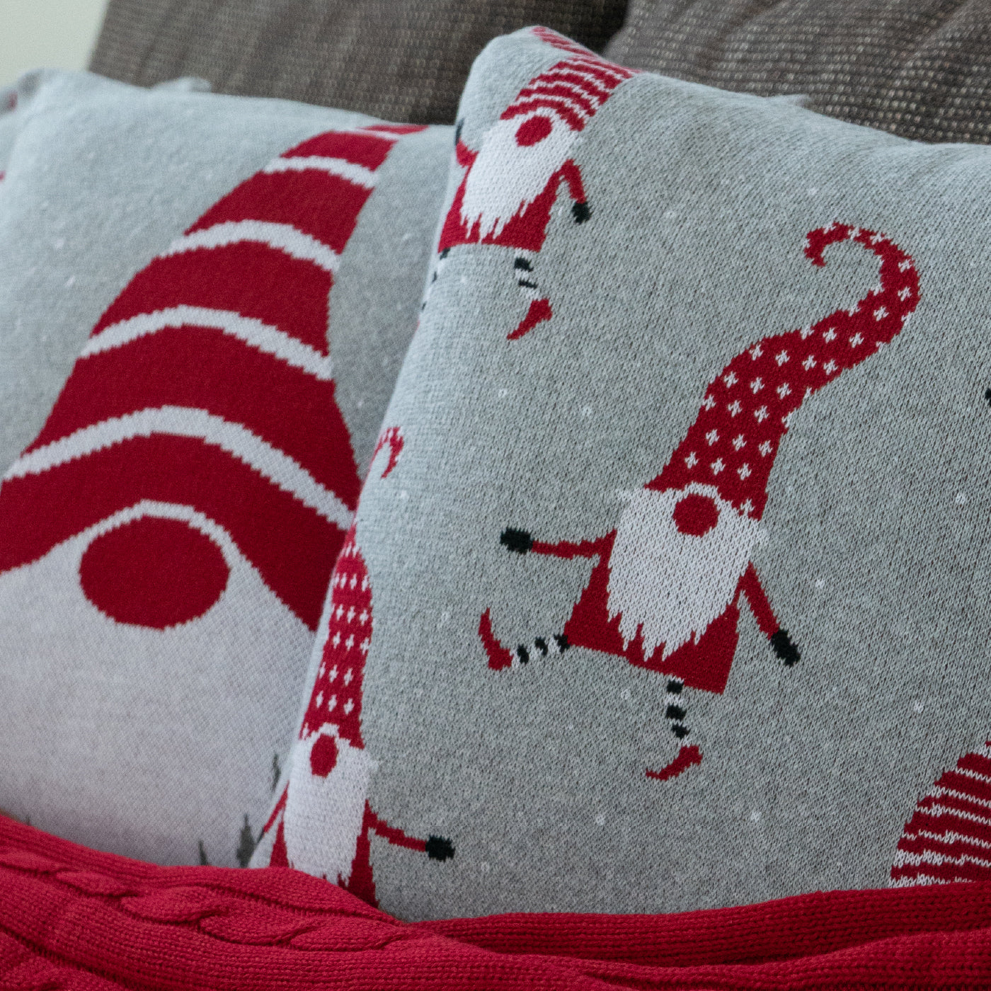 Dekoračný návlek pletený DESIGN elfíkovia sivá červená