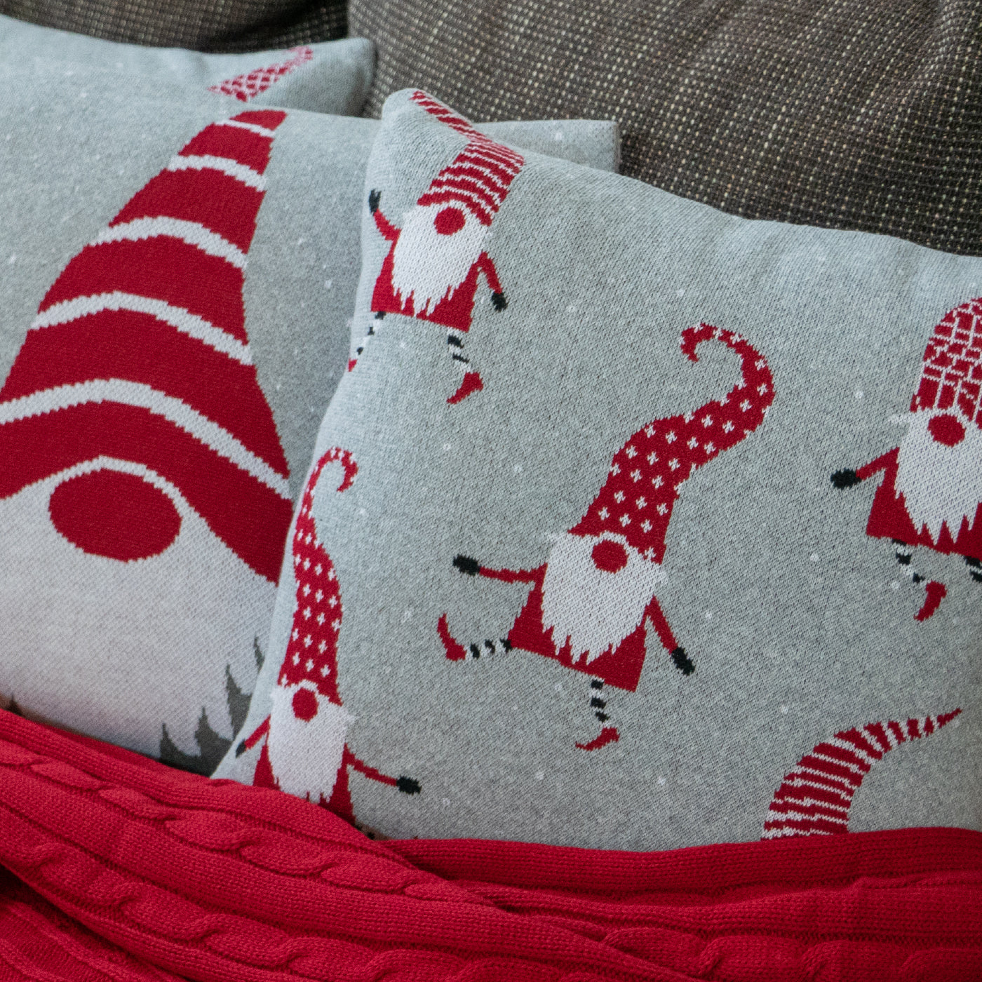 Dekoračný návlek pletený DESIGN elfíkovia sivá červená