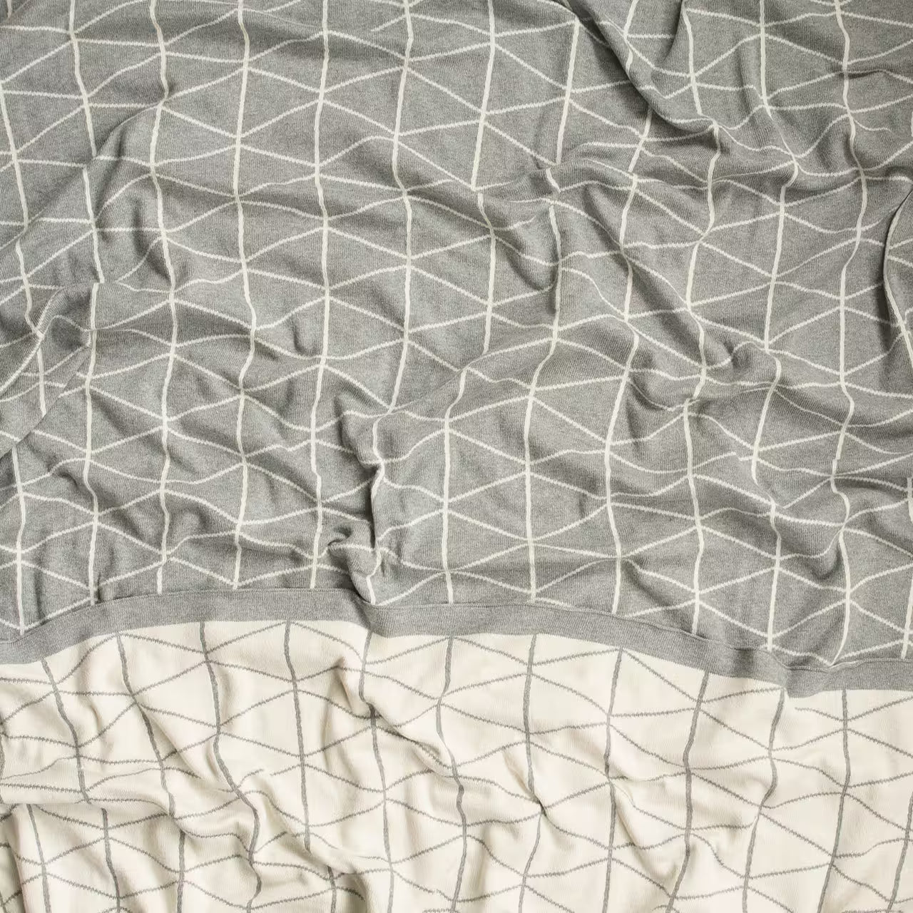 Deka pletená DESIGN geo smotanová sivá