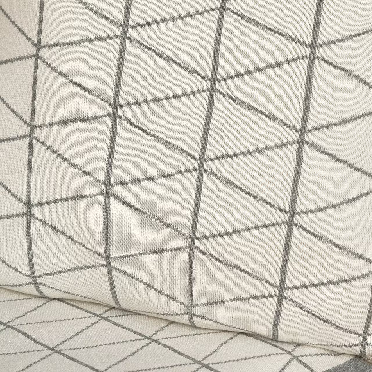 Deka pletená DESIGN geo smotanová sivá