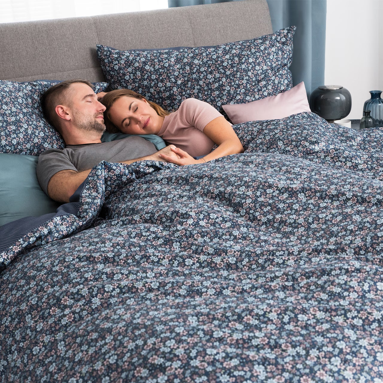 Obliečky SATÉN DESIGN kvietky prúžky tmavá modrá