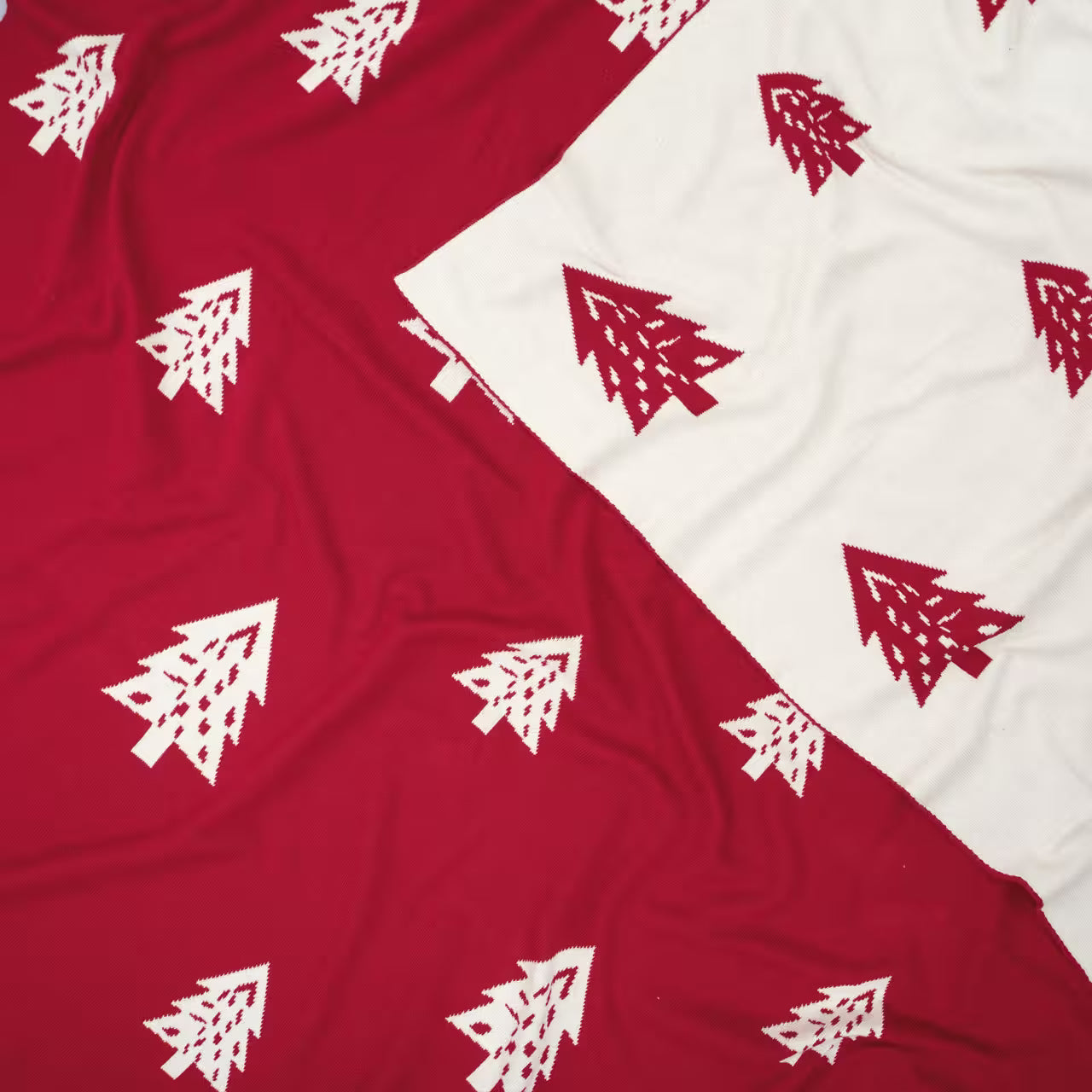 Deka pletená DESIGN stromčeky červená biela