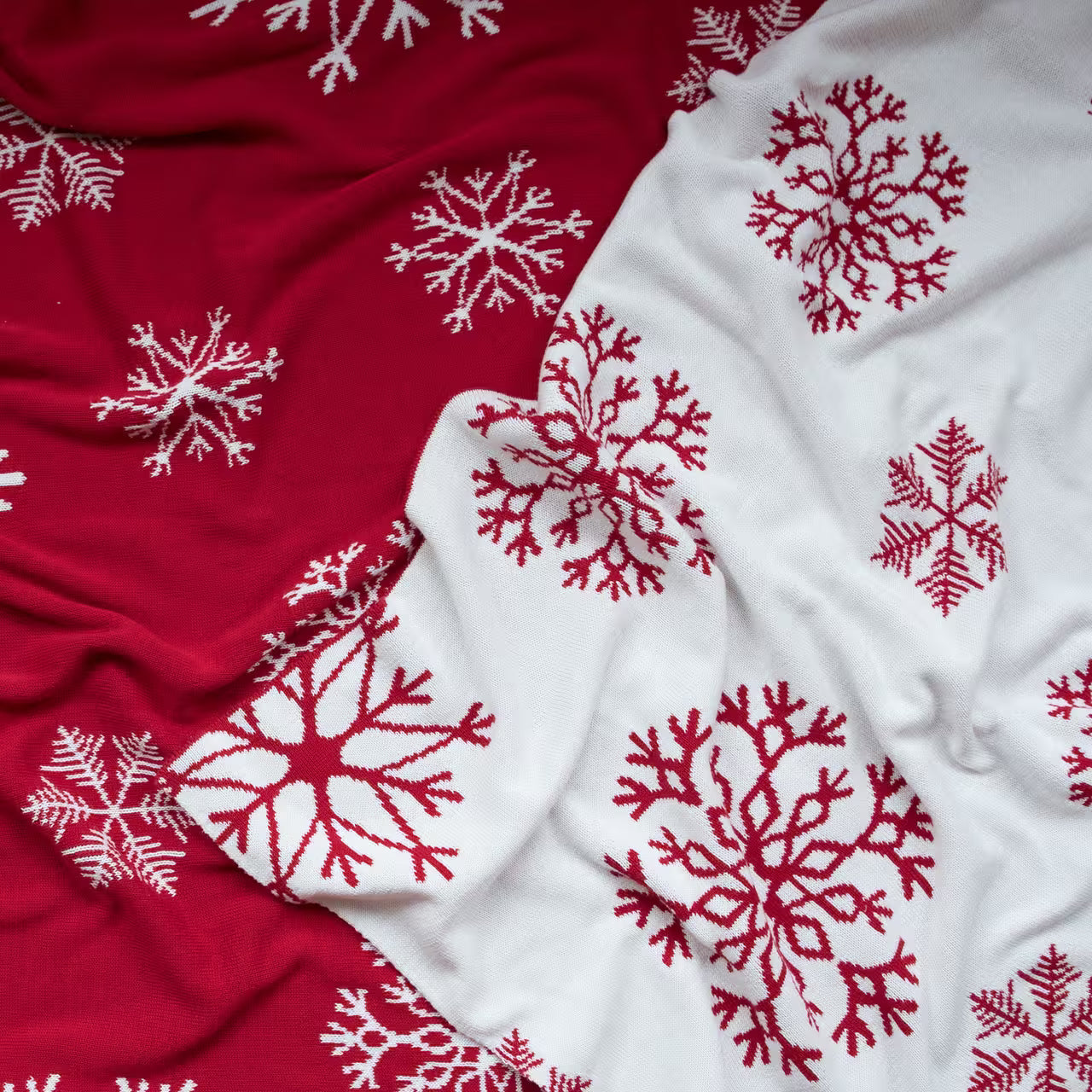 Deka pletená SUOMI vločky červená smotanová