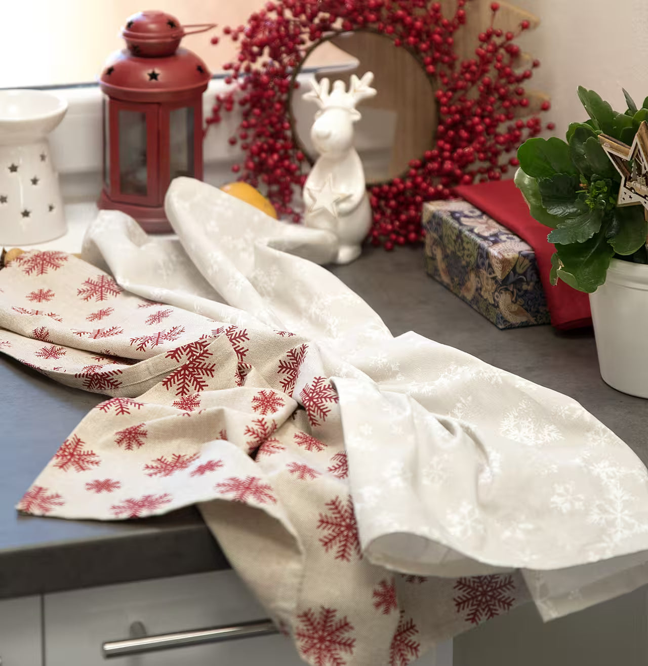 Utierka DEKORO vločky béžová biela