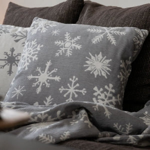 Dekoračný návlek WINTER vločky sivá biela