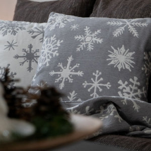 Dekoračný návlek WINTER vločky sivá biela