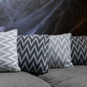 Dekoračný návlek pletený DESIGN zik zak tmavá sivá biela