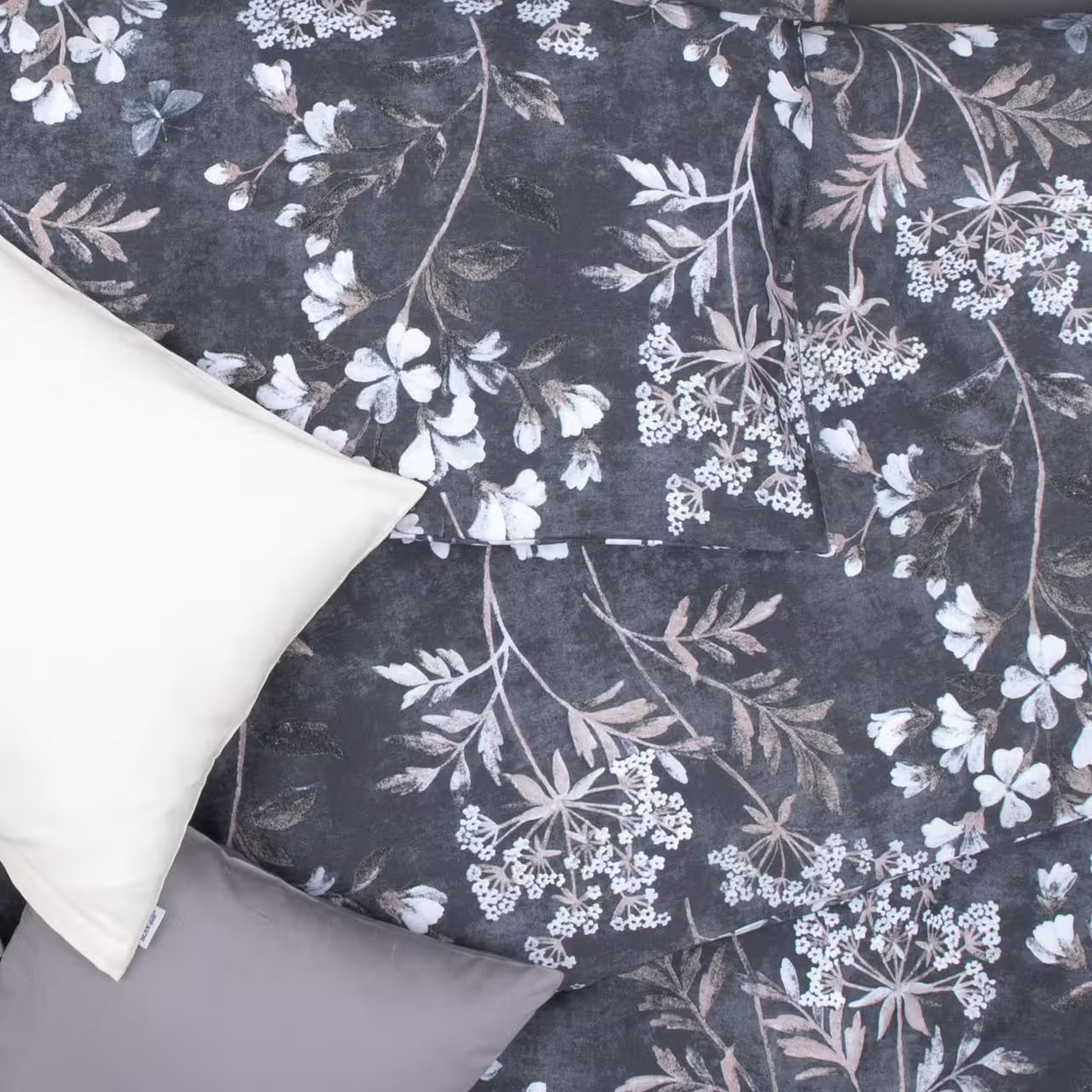 Obliečky SATÉN DESIGN avita tmavá sivá