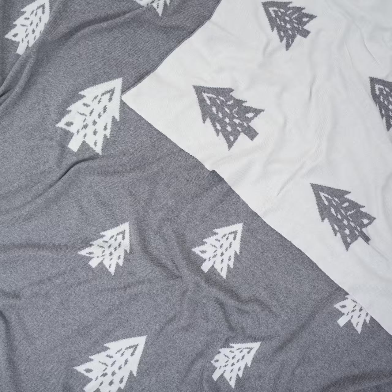 Deka pletená DESIGN stromčeky sivá biela