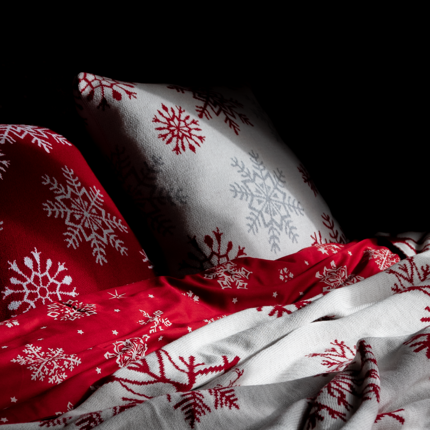 Dekoračný návlek pletený DESIGN veľké vločky smotanová