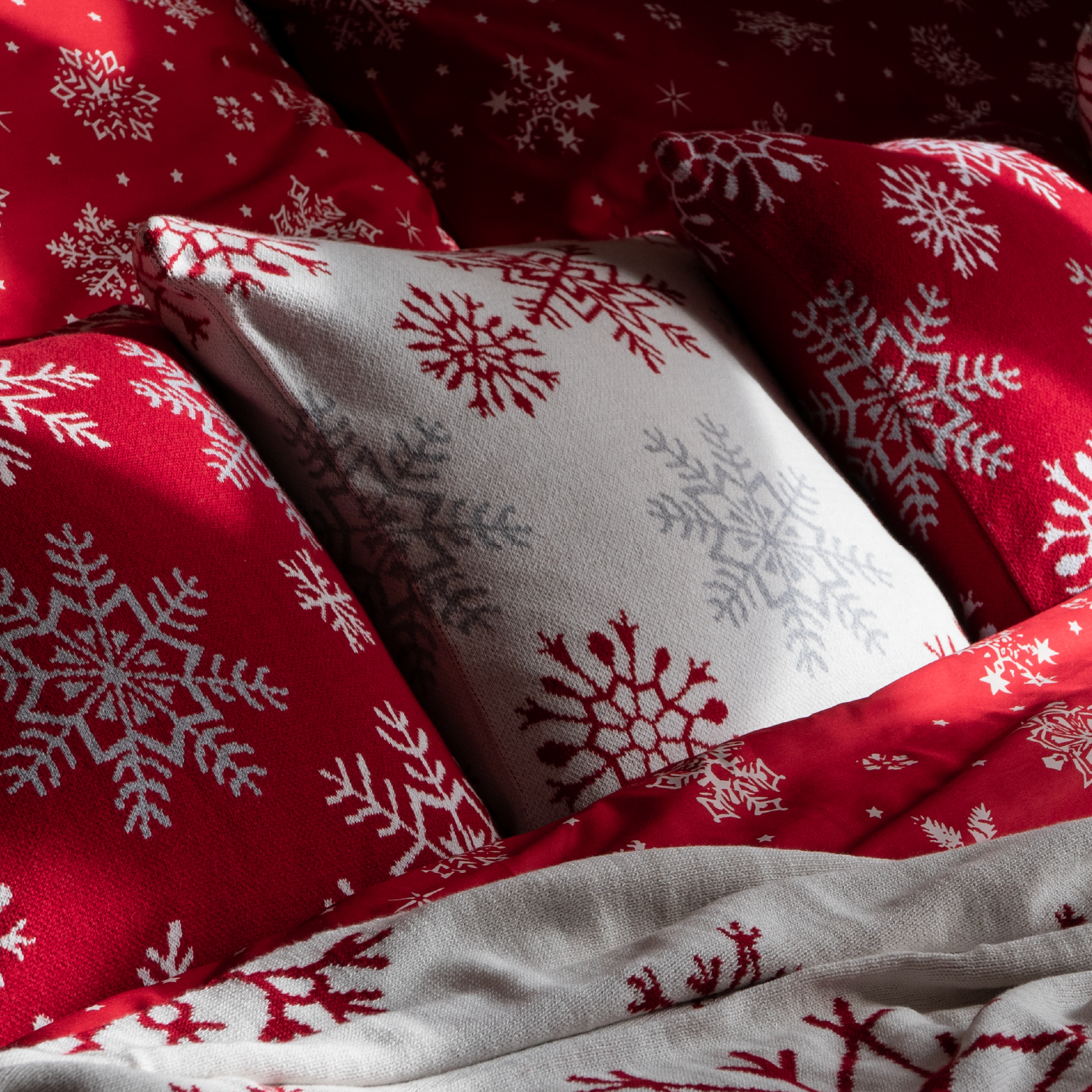 Dekoračný návlek pletený DESIGN veľké vločky smotanová