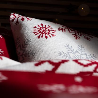 Dekoračný návlek pletený DESIGN veľké vločky smotanová