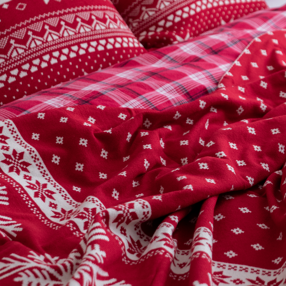 Deka pletená DESIGN vločky červená biela