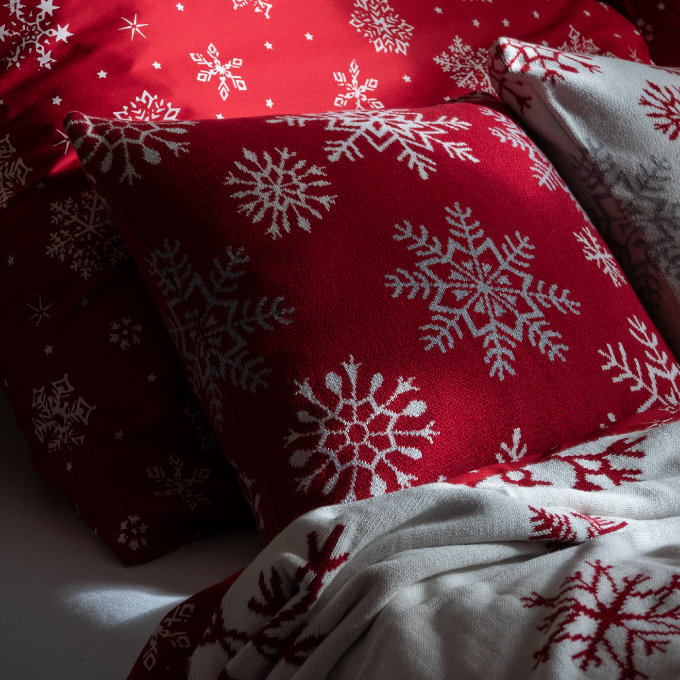 Dekoračný návlek pletený DESIGN veľké vločky červená