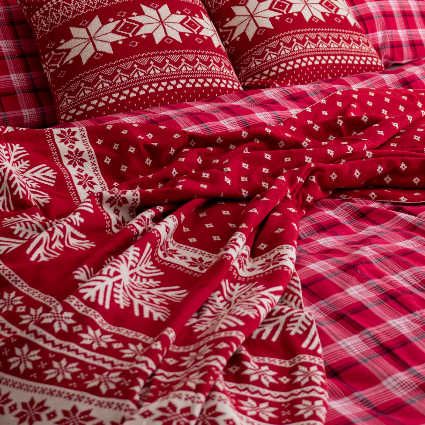 Deka pletená DESIGN vločky červená biela