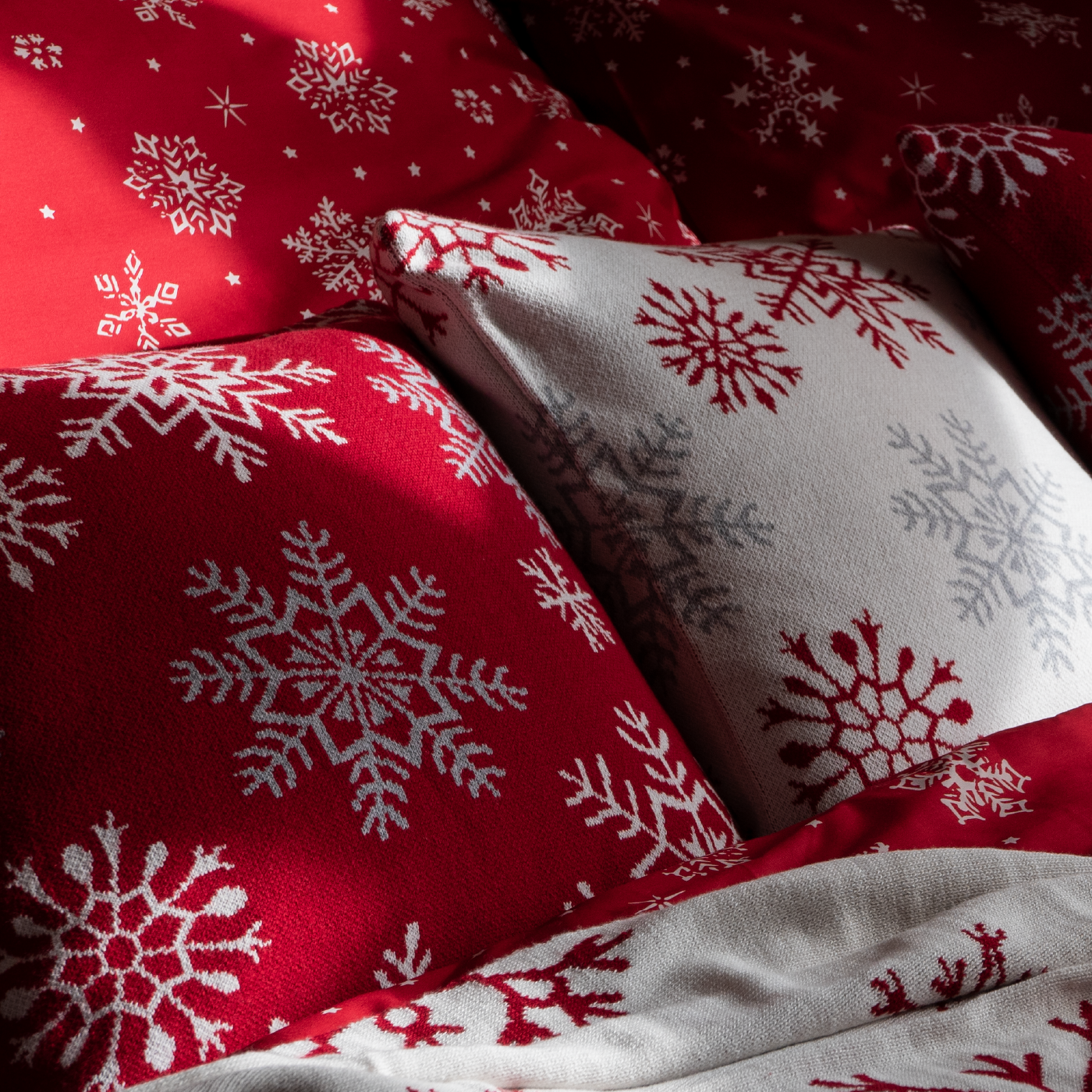 Dekoračný návlek pletený DESIGN veľké vločky červená