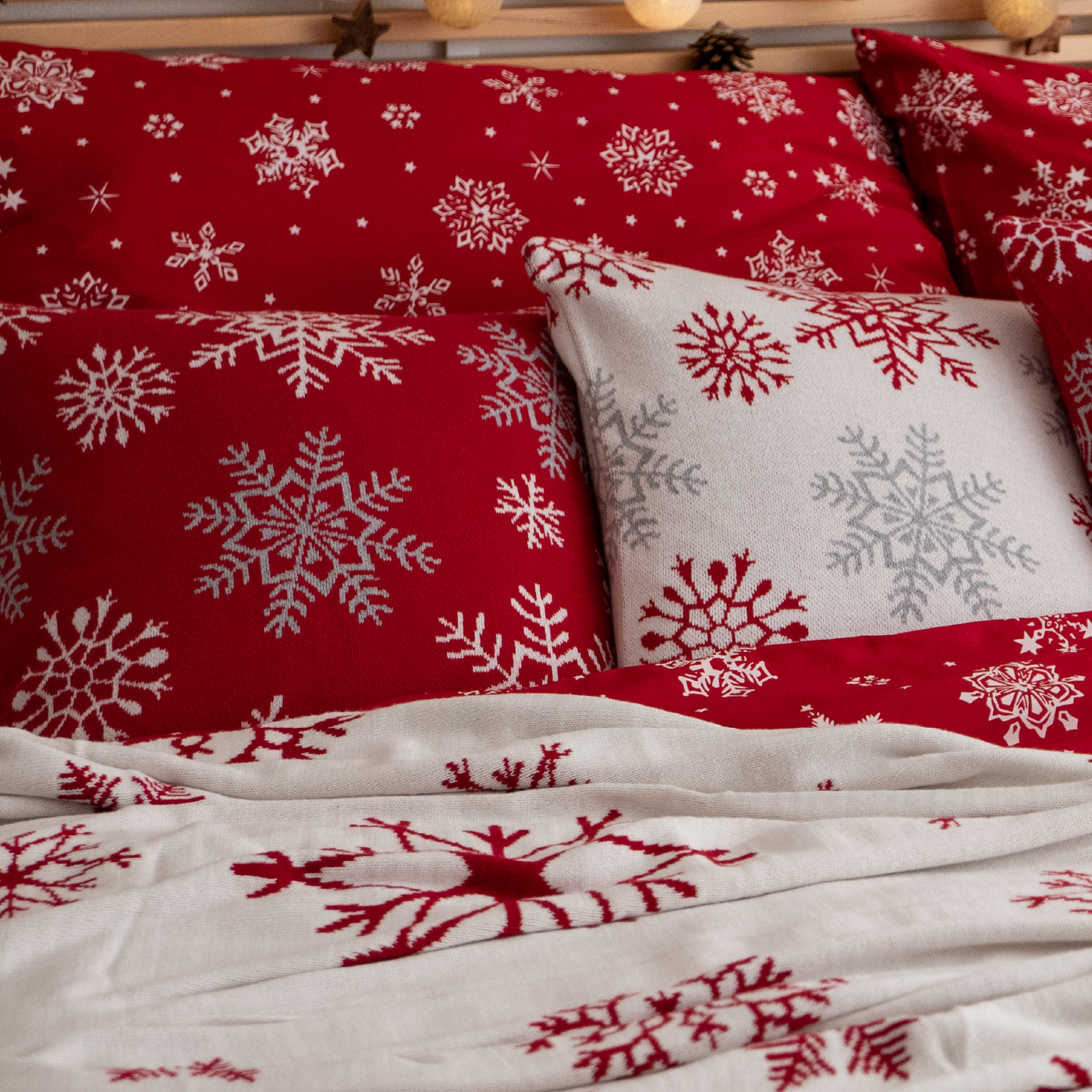 Dekoračný návlek pletený DESIGN veľké vločky červená