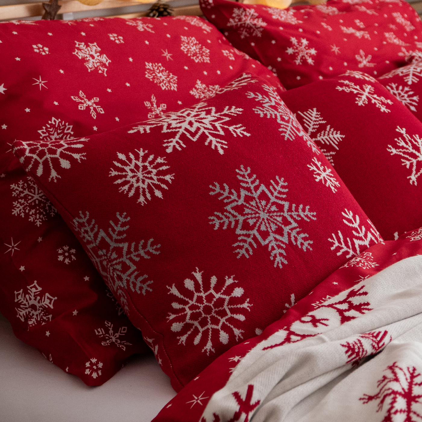 Dekoračný návlek pletený DESIGN veľké vločky červená