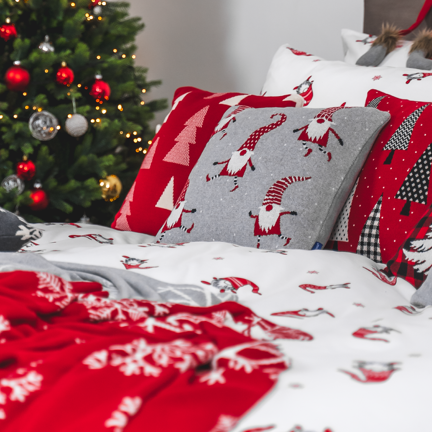 Dekoračný návlek pletený DESIGN elfíkovia sivá červená