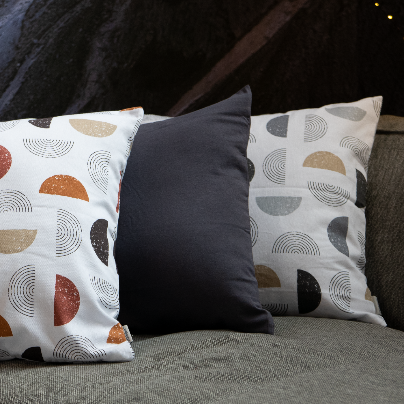 Dekoračný návlek DEKORO geo spiral biela sivá