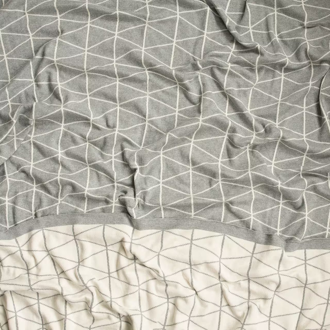 Deka pletená DESIGN geo smotanová sivá