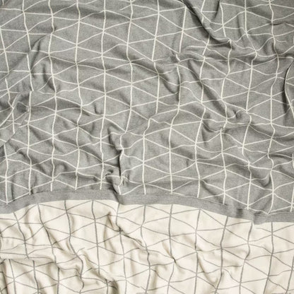 Deka pletená DESIGN geo smotanová sivá