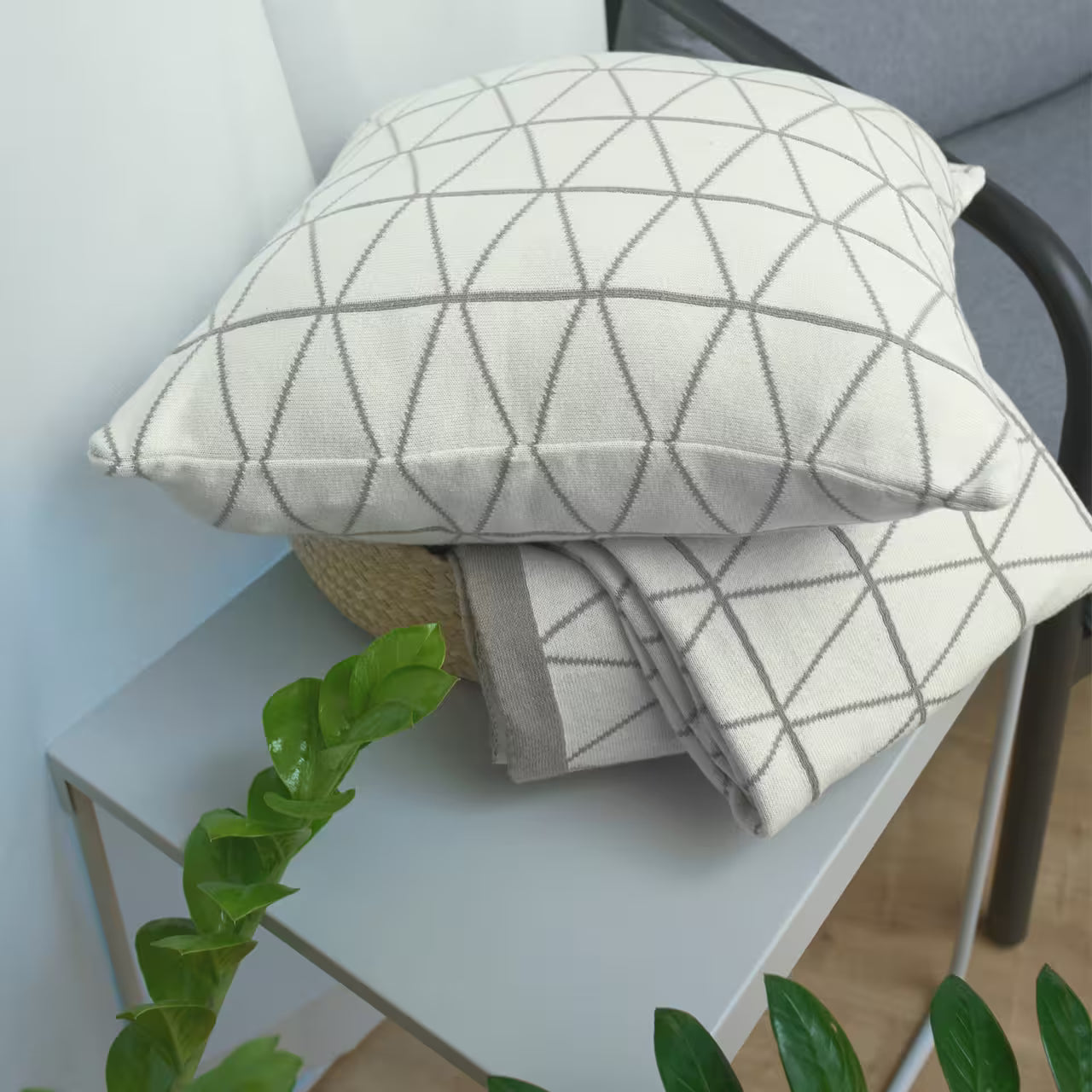 Dekoračný návlek pletený DESIGN geo smotanová sivá