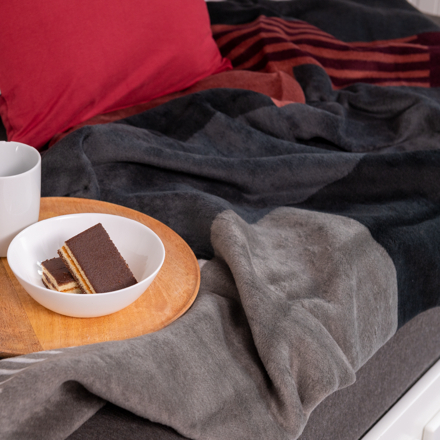 Deka VELURO moderná kocka sivá čierna tehlová