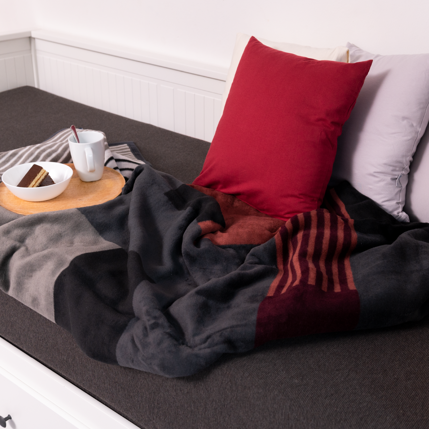 Deka VELURO moderná kocka sivá čierna tehlová