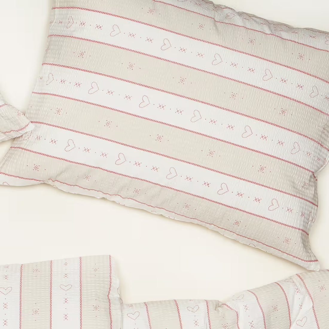 Obliečky KREP pruhy srdcia