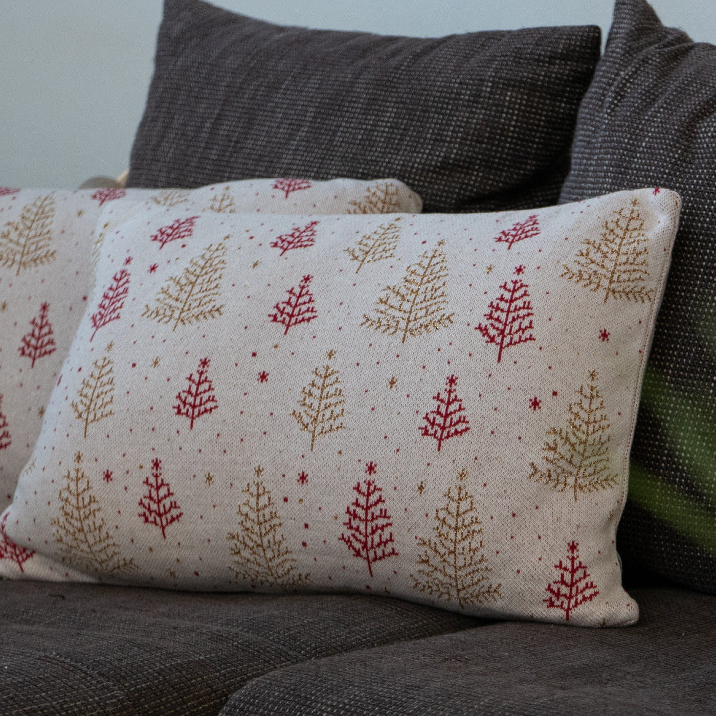 Dekoračný návlek pletený DESIGN LUREX stromčeky smotanová červená