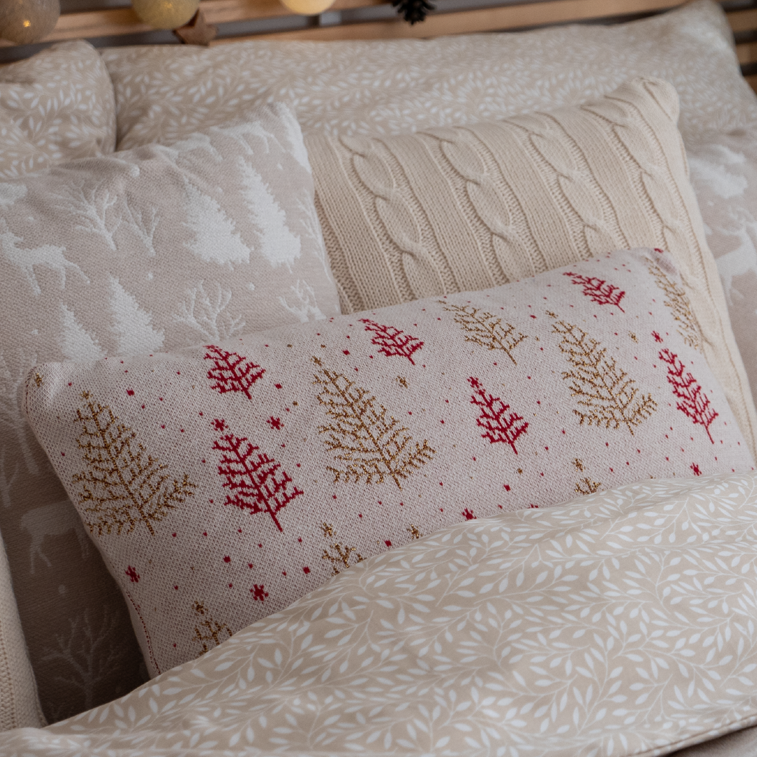 Dekoračný návlek pletený DESIGN LUREX stromčeky smotanová červená