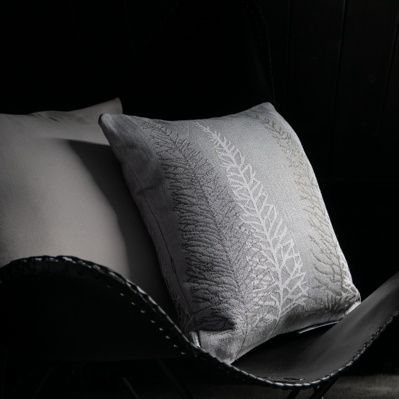 Dekoračný návlek MOTIV LUREX stromčeky strieborná