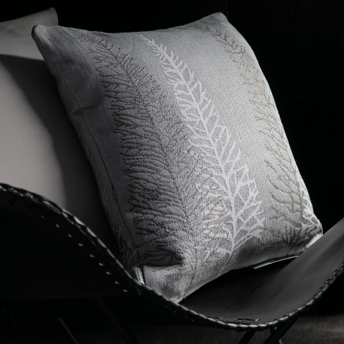 Dekoračný návlek MOTIV LUREX stromčeky strieborná