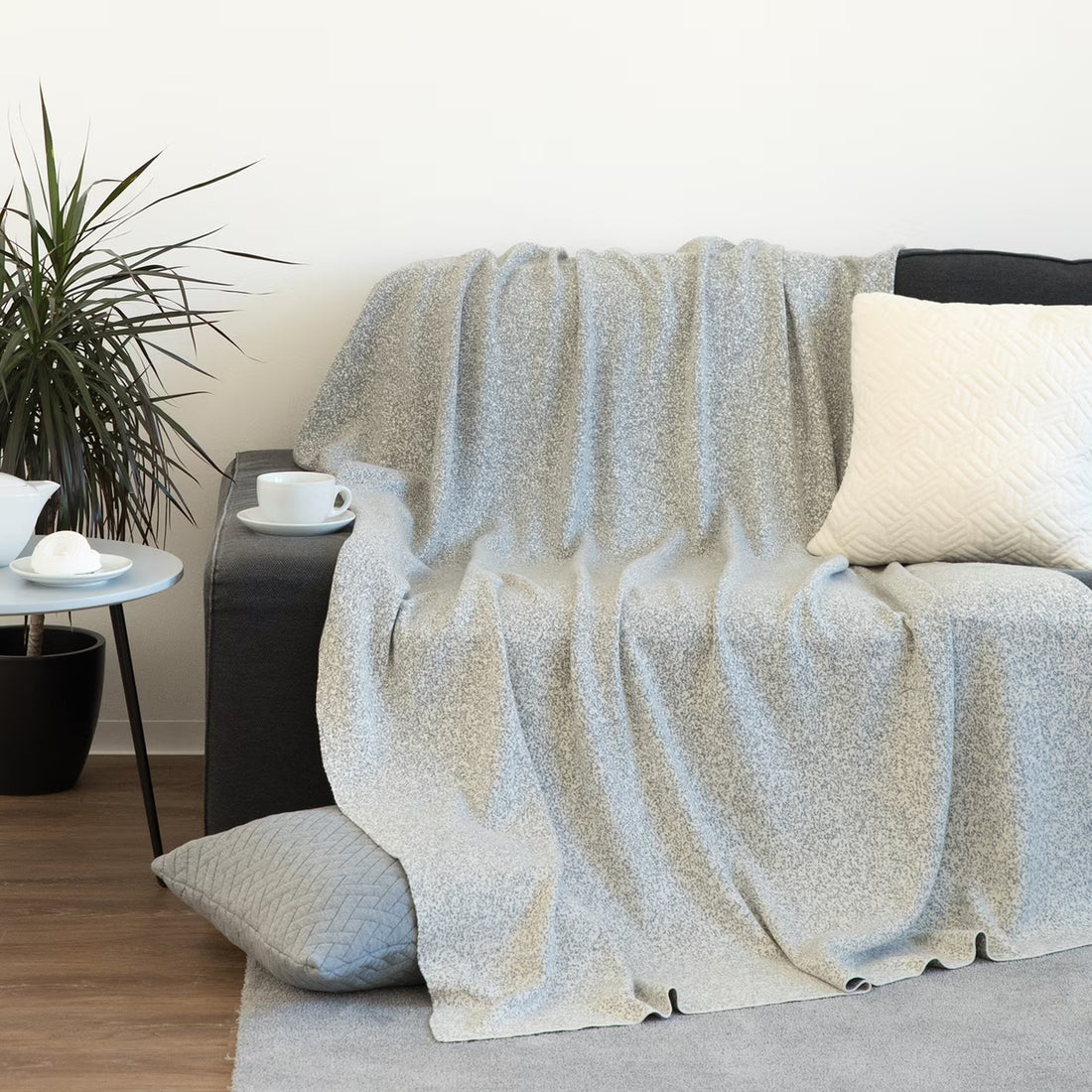 Deka pletená DESIGN ombre siva