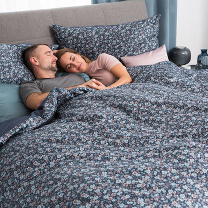 Obliečky SATÉN DESIGN kvietky prúžky tmavá modrá