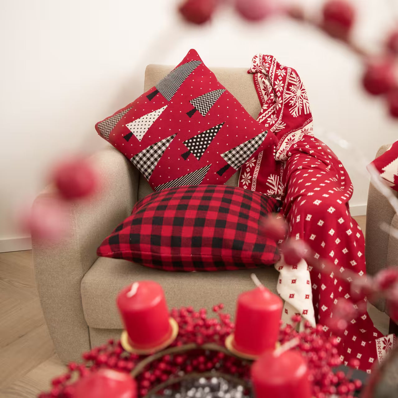 Dekoračný návlek pletený DESIGN stromy červená čierna