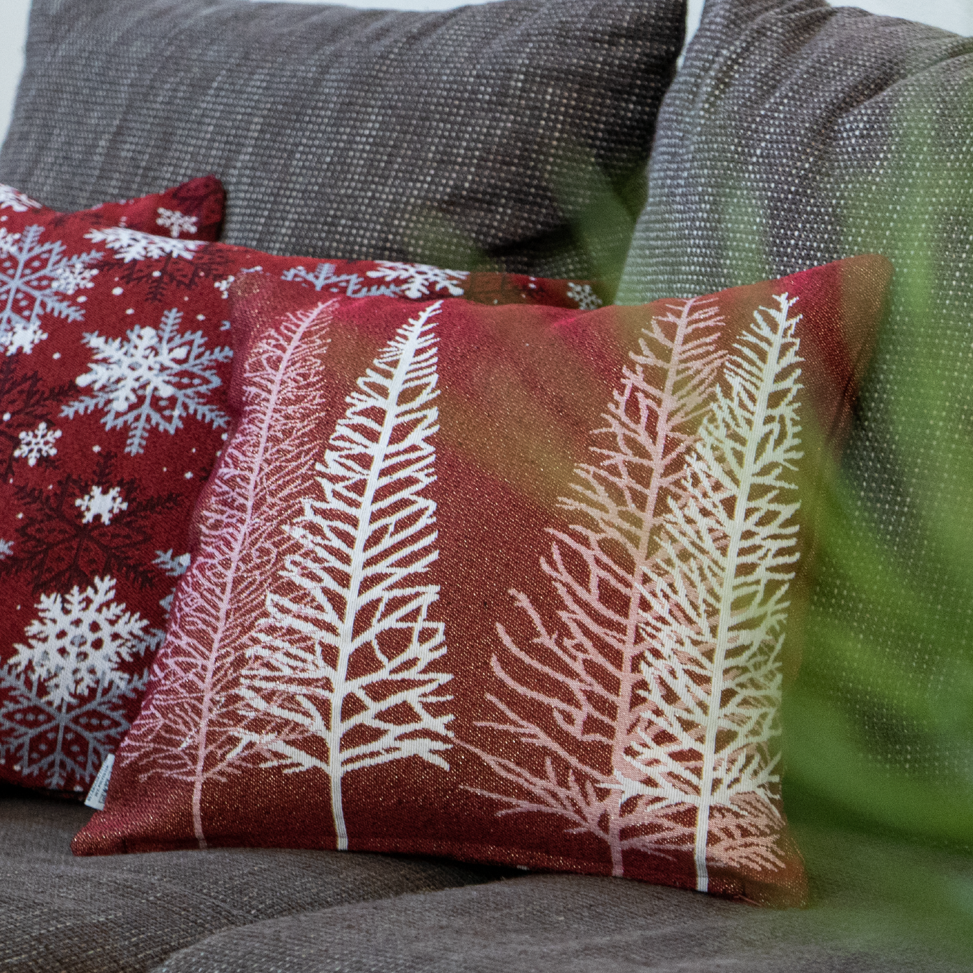 Dekoračný návlek MOTIV LUREX stromčeky červená