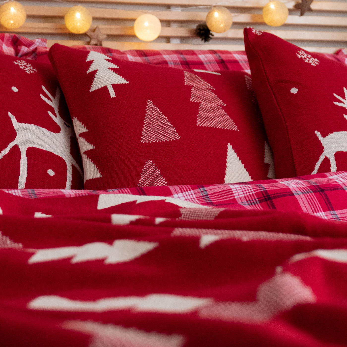 Dekoračný návlek pletený SUOMI stromčeky červená smotanová