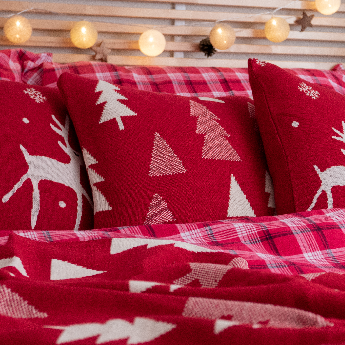 Dekoračný návlek pletený SUOMI stromčeky červená smotanová