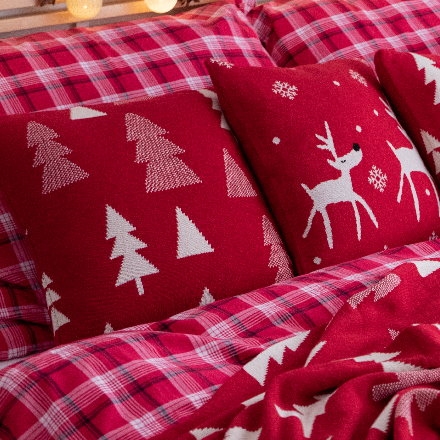 Dekoračný návlek pletený SUOMI stromčeky červená smotanová