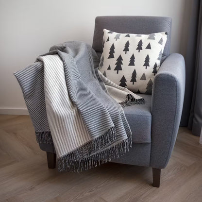 Dekoračný návlek pletený DESIGN stromčeky smotanová sivá