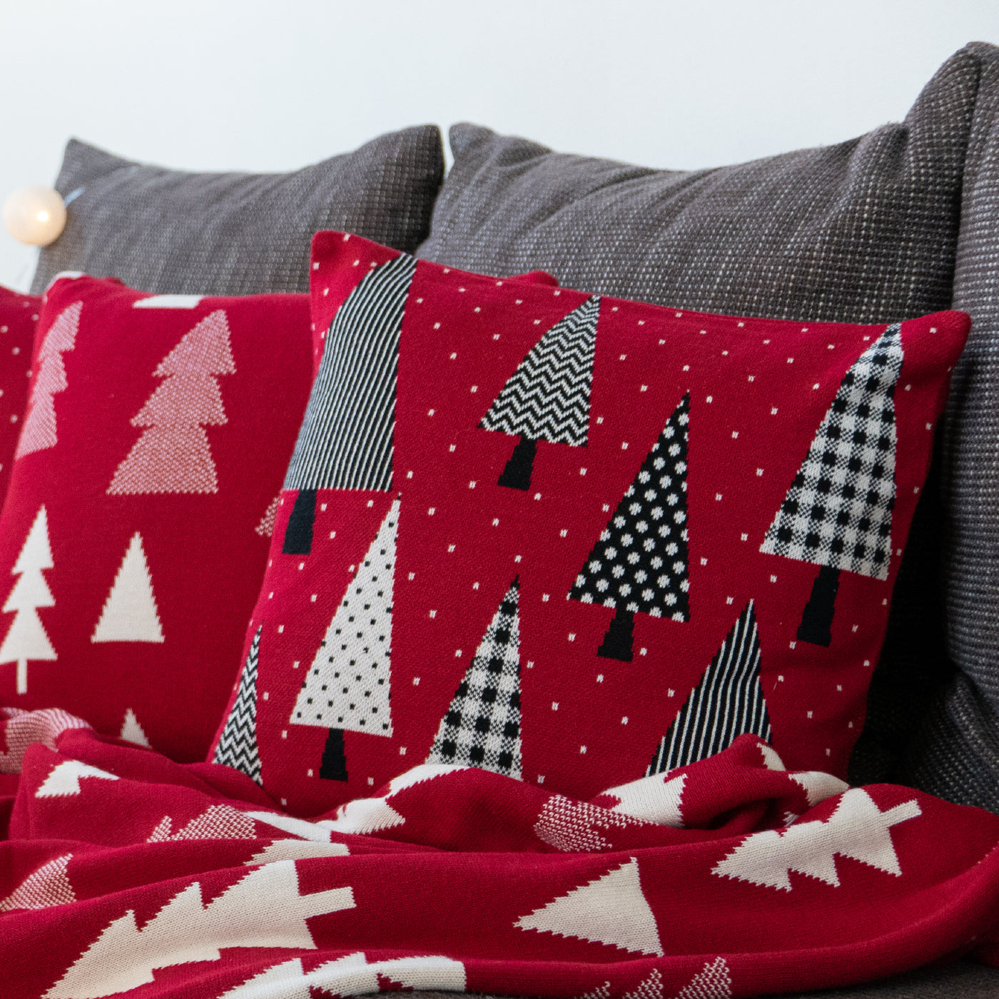 Dekoračný návlek pletený DESIGN stromy červená čierna