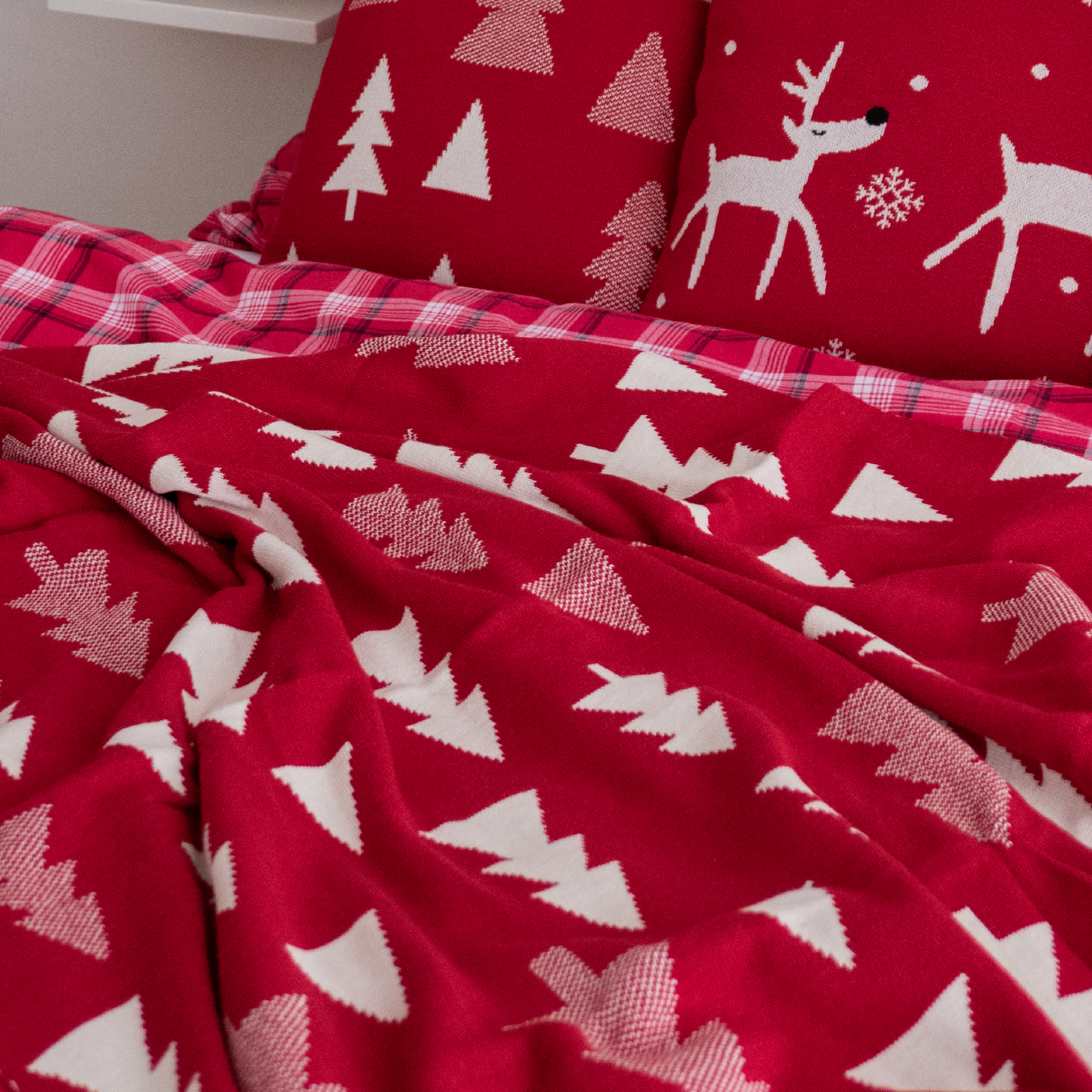 Deka pletená SUOMI stromčeky červená smotanová