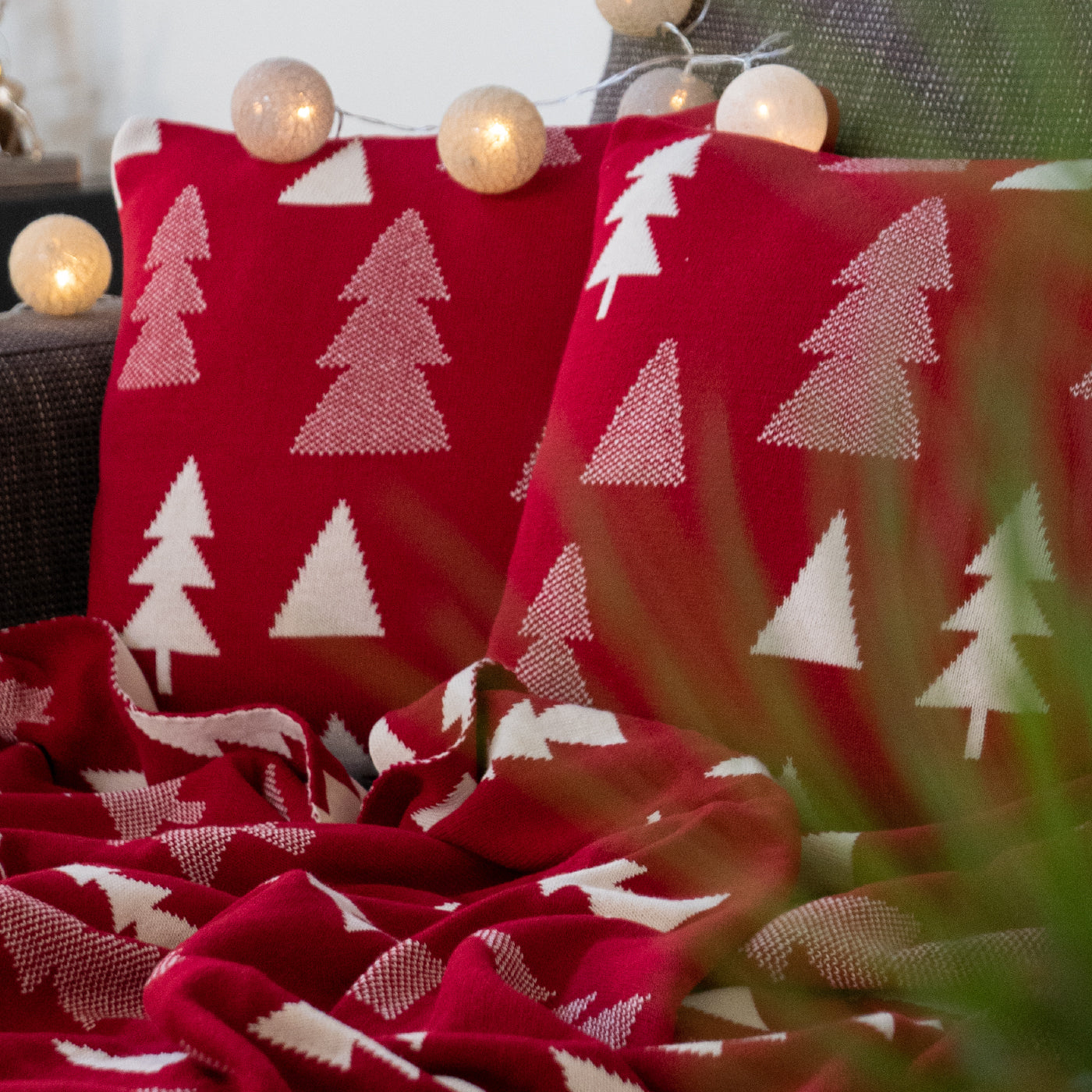 Dekoračný návlek pletený SUOMI stromčeky červená smotanová