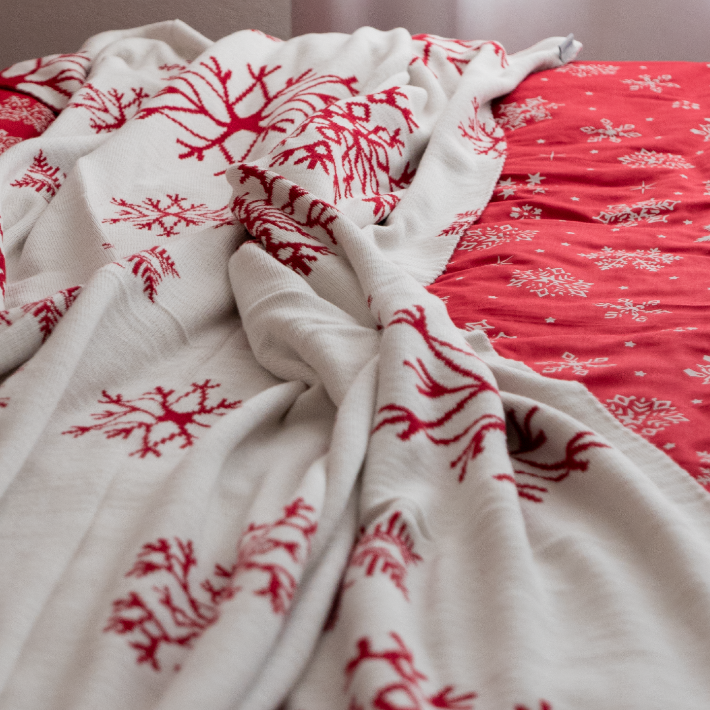 Deka pletená SUOMI  vločky červená smotanová