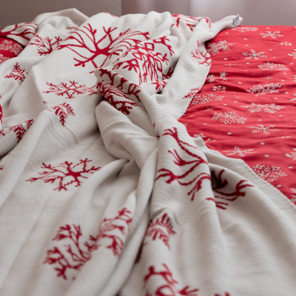 Deka pletená SUOMI  vločky červená smotanová