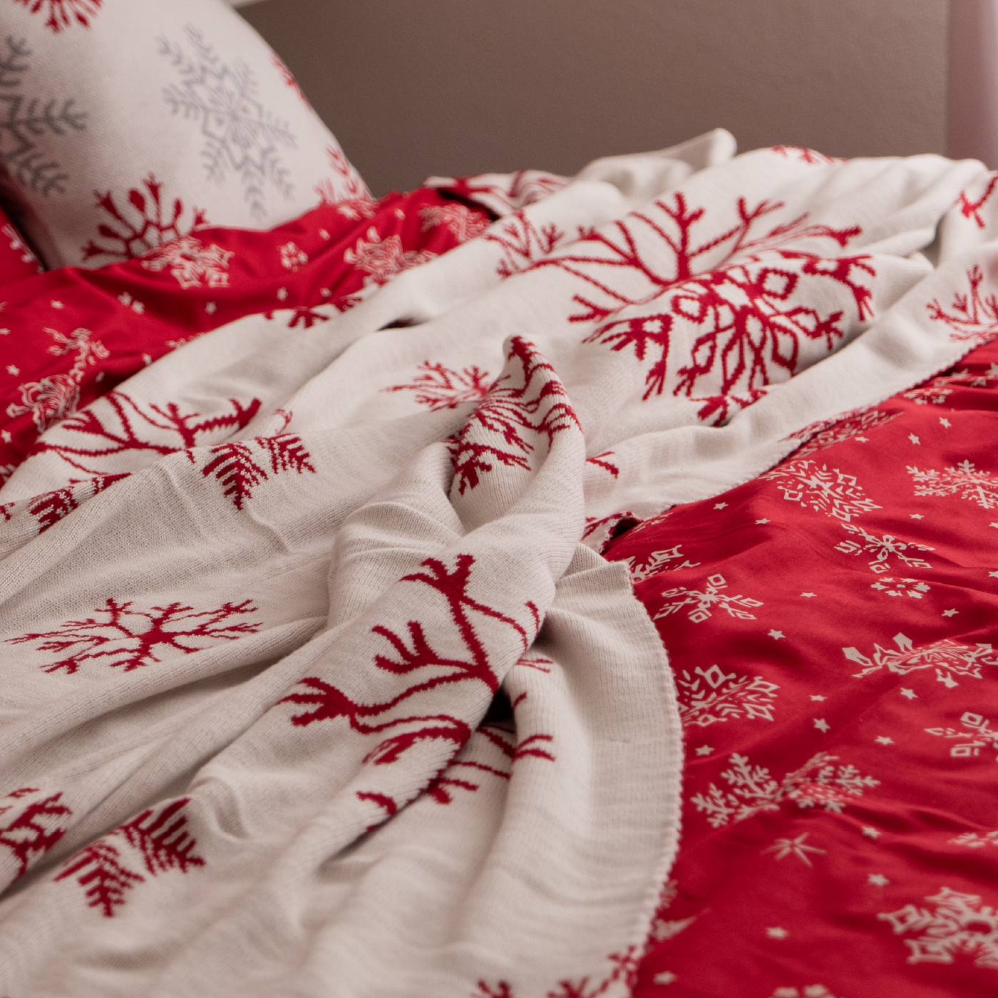 Deka pletená SUOMI  vločky červená smotanová